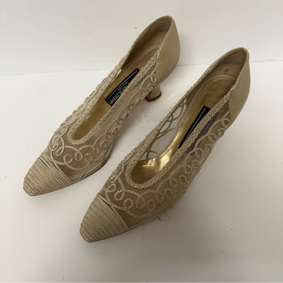 Stuart Weitzman New York Ivory Lace Pointy Heels Women’s Size 8 - Picture 2 of 10